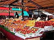 野菜市場にて